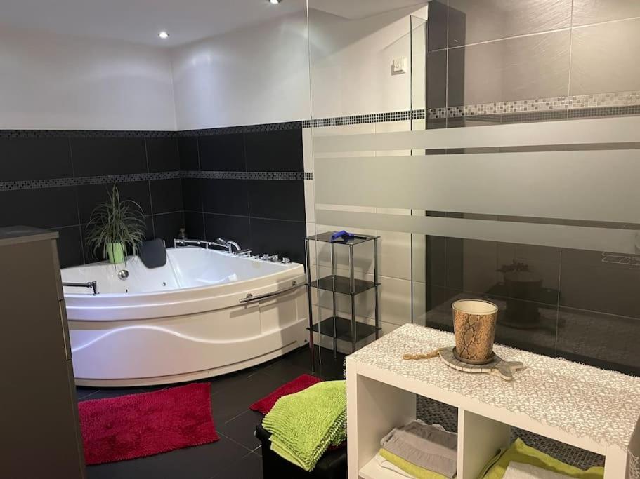 파른도르프 Outlet Center House, Pool-Jacuzzi-Garden-Sundeck 빌라 외부 사진
